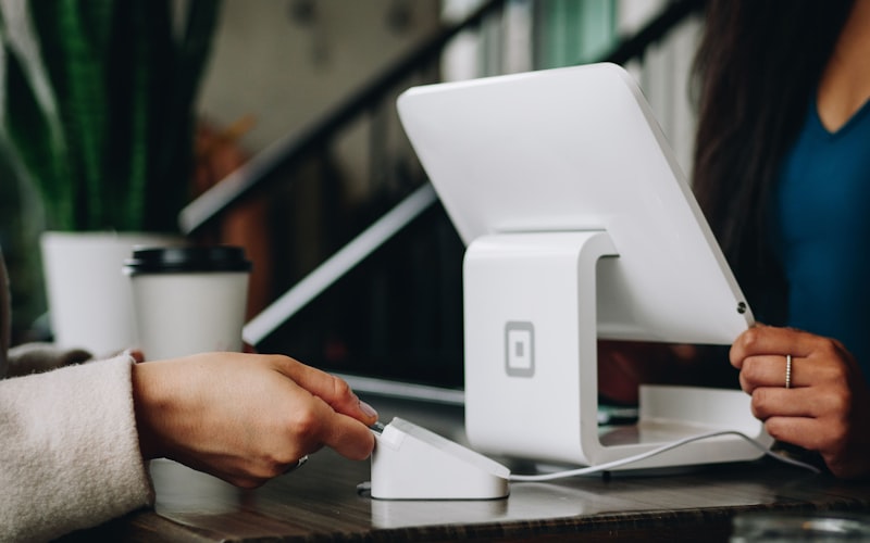 Étudiant travaillant sur son ordinateur dans un café