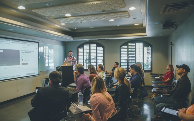 Jeune professionnel discutant avec un collègue expérimenté