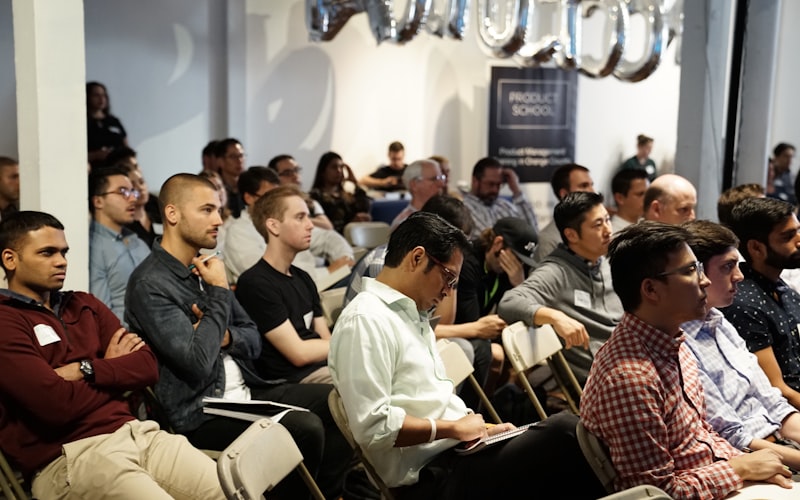 Salon étudiant avec stands et visiteurs