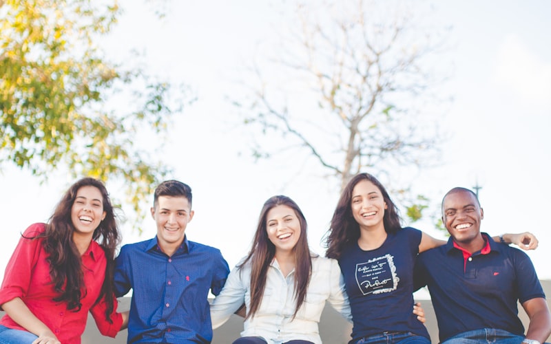 Groupe de professionnels en réunion multiculturelle